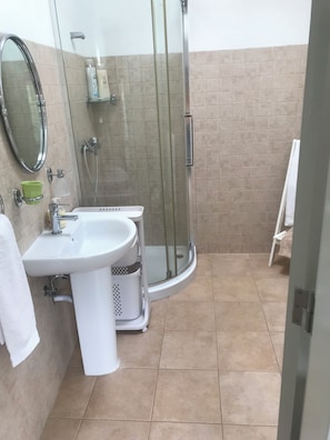 Bruser, hårtørrer, bidet, håndklæder