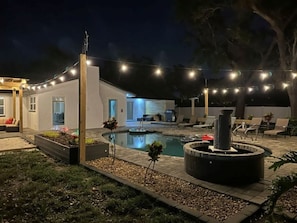 Alberca al aire libre y alberca climatizada