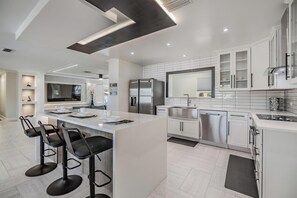 Kylskåp, mikrovågsugn, ugn och spishäll