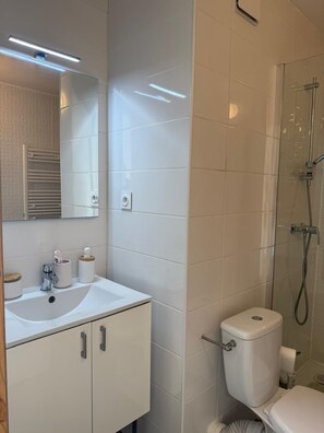 Shower, hair dryer, towels, soap - La Casa Marina - Frontignan Plage (Frontignan)