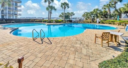Charming waterfront studio in wonderful Fort Walton Beach, FL w/awesome pool