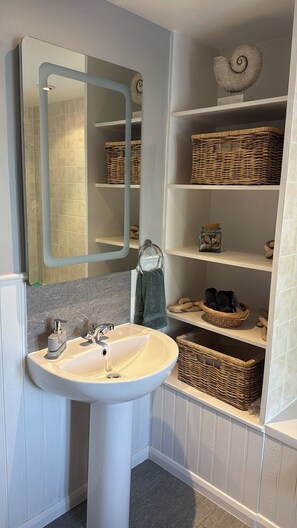 Cottage | Bathroom | Combined shower/bathtub, deep-soaking bathtub, free toiletries
