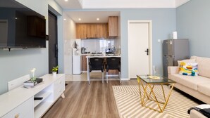 Ein modernes Apartment mit Küche, Essbereich und Wohnzimmer.