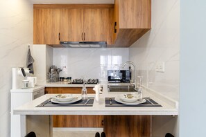 Kühlschrank, Mikrowelle, Ofen, Wasserkocher mit Kaffee-/Teezubehör