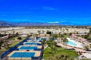 Sports court - Charming 2-bedroom house with AC, in country club palms with a view of Golf C.. (Indio)