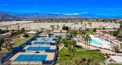 Charming 2-bedroom house with AC, in country club palms with a view of Golf C..