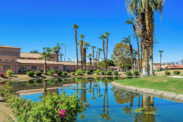 Property grounds - Charming 2-bedroom house with AC, in country club palms with a view of Golf C.. (Indio)