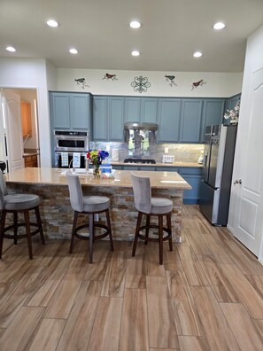 Fridge, microwave, oven, stovetop - Charming 2-bedroom house with AC, in country club palms with a view of Golf C.. (Indio)