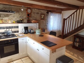 Private kitchen - Charming traditional stone house in the Correze countryside. (Saint-Julien-le-Pèlerin)
