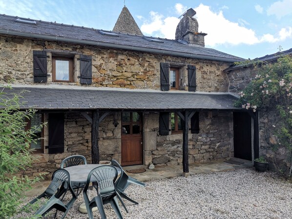 Exterior - Charming traditional stone house in the Correze countryside. (Saint-Julien-le-Pèlerin)