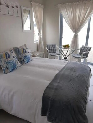 Habitación superior con 1 cama matrimonial o 2 individuales | 1 habitación, tabla de planchar con plancha y wifi gratis 