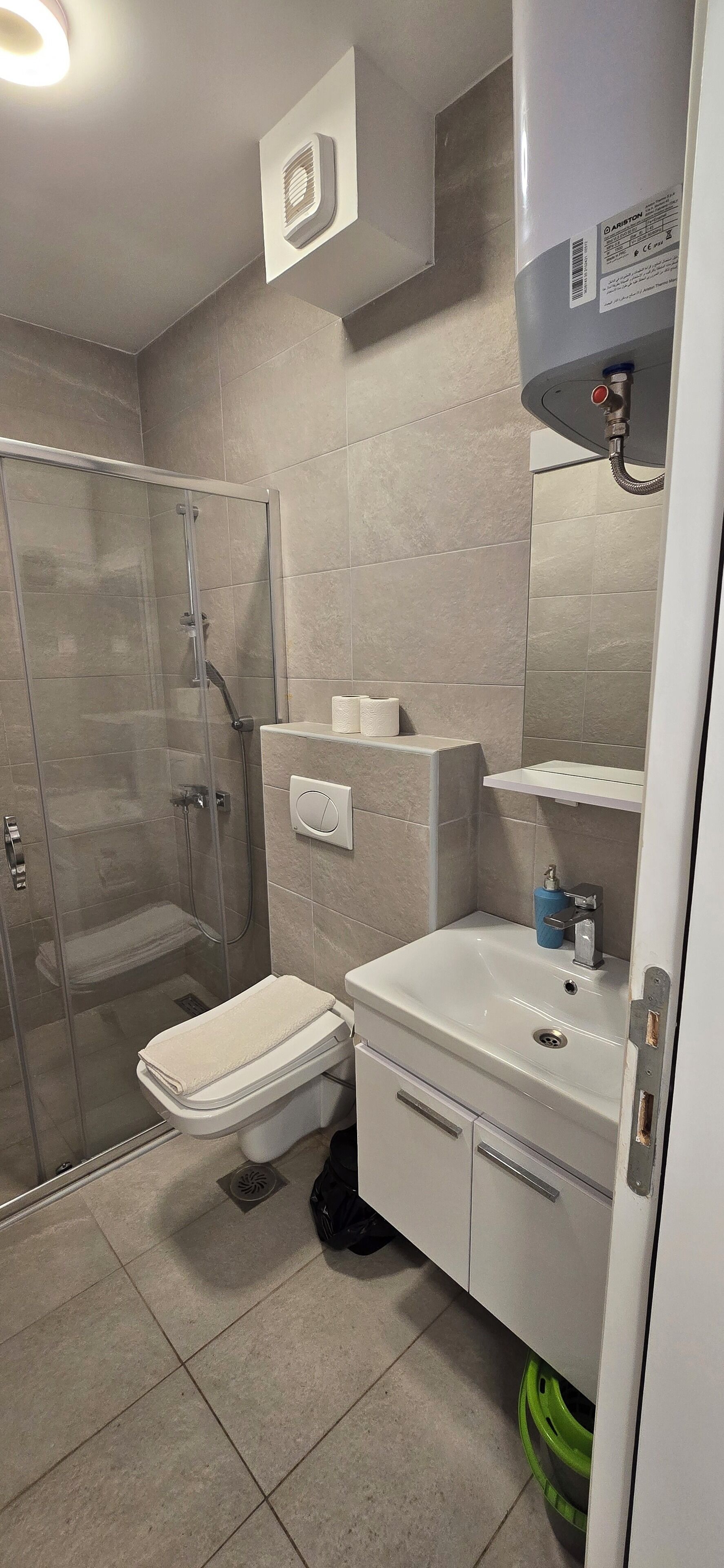 Secador de pelo, toallas y papel higiénico