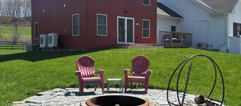 Berry Sunrise - private room in a Cozy boutique hotel in Hinesburg, Vermont.