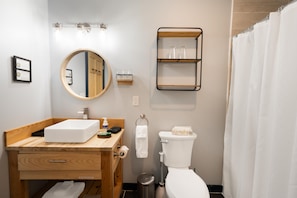 Dusj, hårføner, håndklær og såpe