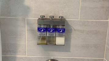 Een douche, een haardroger, handdoeken