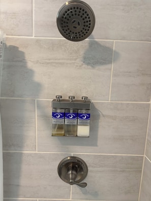 Dusj, hårføner, håndklær og såpe