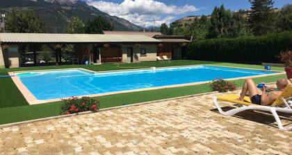 ChĂąlet a la montagne avec accĂšs piscines,jeux d'enfants, restaurant pizzeria