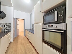 Fridge, microwave, oven, coffee/tea maker