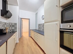 Fridge, microwave, oven, coffee/tea maker