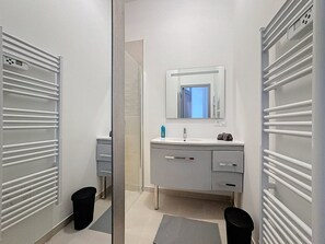 Douche, serviettes fournies