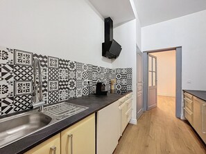 Fridge, microwave, oven, coffee/tea maker