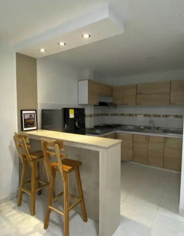 Chambre quadruple Confort, vue sur la ville | Cuisine privée