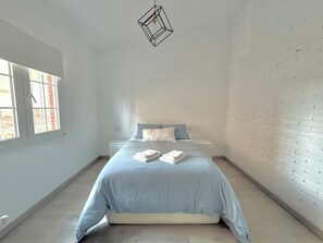 3 slaapkamers, een bureau, een strijkplank/strijkijzer, reisbedje