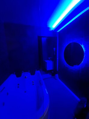 Baignoire à jets, sèche-cheveux, serviettes fournies, savon