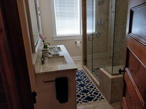 تجهيزات دش، مجففات شعر، مناشف، صابون