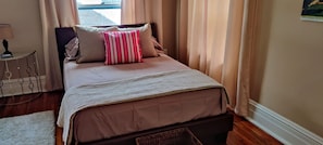 3 bedrooms, iron/ironing board, travel cot, free WiFi - Historic 3-Bedroom Guest Suite · Prime Forest Park Location in Central West End (St. Louis)