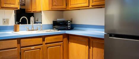 冷蔵庫、電子レンジ、オーブン、コンロ