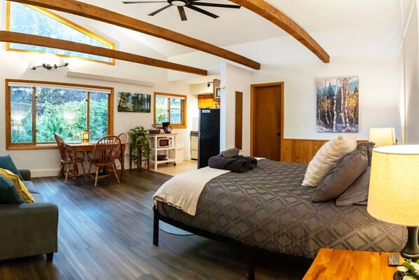 1 bedroom, desk, travel cot, WiFi