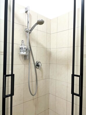 Shower, hair dryer, bidet, towels