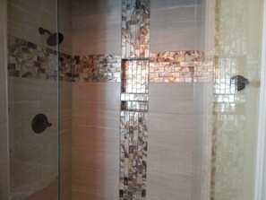 Shower, jetted bath, hair dryer, towels - Large, beautiful family retreat - country setting, 15 minutes from Graceland! (Southaven)