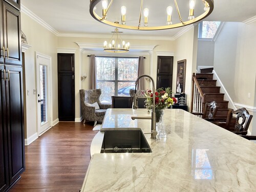 Large, beautiful family retreat - country setting, 15 minutes from Graceland!