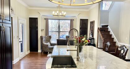 Large, beautiful family retreat - country setting, 15 minutes from Graceland!