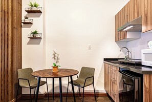 تناول الطعام داخل الغرفة