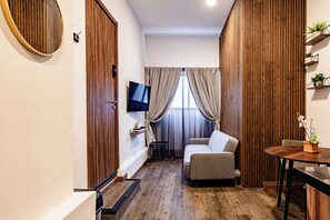 Quarto casal conforto de uso individual | Área de estar