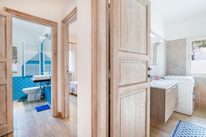 Douche, séchoir à cheveux, bidet, serviettes fournies