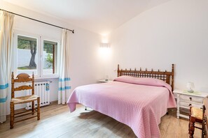 3 chambres, fer et planche à repasser, accès au Wi-Fi (inclus)