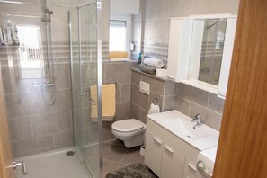 Secadora de cabello, toallas, jabón, papel de baño 