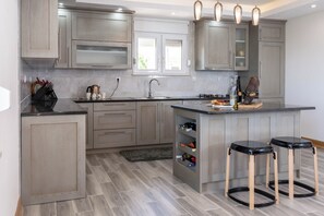 Private kitchen - Charming 3-bedroom villa with AC and WiFi in terrific Kaštel Gomilica (Kaštel Gomilica)