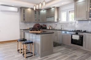 Private kitchen - Charming 3-bedroom villa with AC and WiFi in terrific Kaštel Gomilica (Kaštel Gomilica)