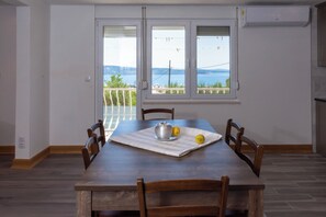 Dining - Charming 3-bedroom villa with AC and WiFi in terrific Kaštel Gomilica (Kaštel Gomilica)