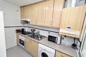 Private kitchen - Rincon de Sierra Nevada. Apartment with 2 bedrooms, and swimming pool. Ideal for families (Cenes de la Vega)