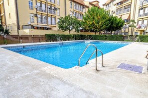 Pool - Rincon de Sierra Nevada. Apartment with 2 bedrooms, and swimming pool. Ideal for families (Cenes de la Vega)