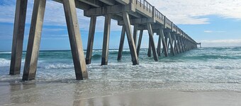 Charming 2-bedroom suite in soothing Navarre with AC, WiFi