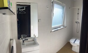 Dusche, Haartrockner, Handtücher, Toilettenpapier