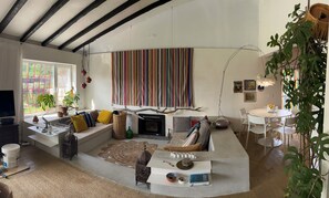 Fireplace, books, stereo - 70's Holiday Spirit (Bom Sucesso)