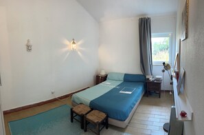 3 bedrooms, WiFi, bed sheets - 70's Holiday Spirit (Bom Sucesso)